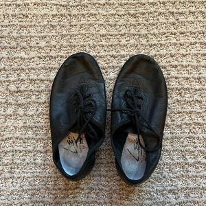 Leo’s child size 2 lace up jazz shoe.